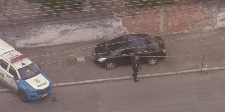 Dois corpos são encontrados dentro de carro abandonado em Marechal Hermes, na Zona Norte do Rio