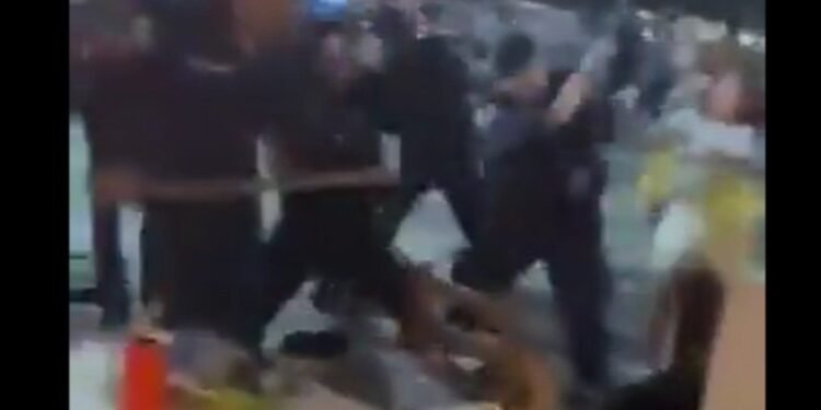 Vídeo mostra PMs atacando torcedor argentino caído em Copacabana Vídeo mostra PMs atacando torcedor argentino caído em Copacabana