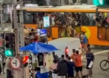 Copacabana tem tumulto na saída da praia pelo segundo dia seguido