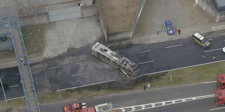 Dois ônibus são incendiados em protesto que fechou parcialmente na BR-040 em Duque de Caxias