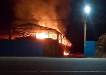 Incêndio de grandes ocorrências afetando fábrica de cerâmica na Baixada Campista; vídeo