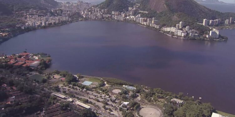 Cor da água da Lagoa Rodrigo de Freitas chama a atenção nesta terça-feira Cor da água da Lagoa Rodrigo de Freitas chama a atenção nesta terça-feira