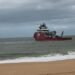 Empresa inicia nova etapa para retirar navio Skandi Amazonas encalhado na praia de Macaé