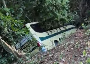 Ônibus de Juiz de Fora cai na ribanceira na BR-040, na Serra de Petrópolis