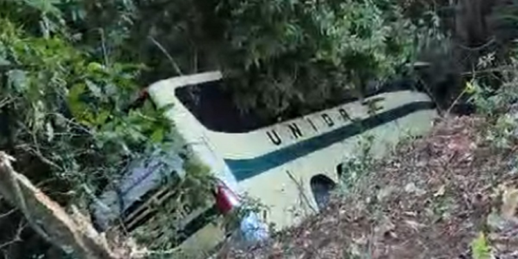 Ônibus de Juiz de Fora cai na ribanceira na BR-040, na Serra de Petrópolis Ônibus de Juiz de Fora cai na ribanceira na BR-040, na Serra de Petrópolis