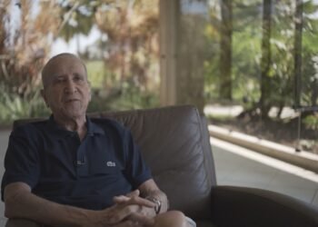 Parreira passa por traqueostomia e segue internado na UTI