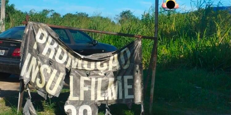Fiscalização retira faixas e placas irregulares às margens da RJ-124 Fiscalização retira faixas e placas irregulares às margens da RJ-124