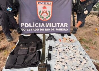 Operação da PM recupera carro usado em roubo, prende suspeito e apreende drogas em Cabo Frio