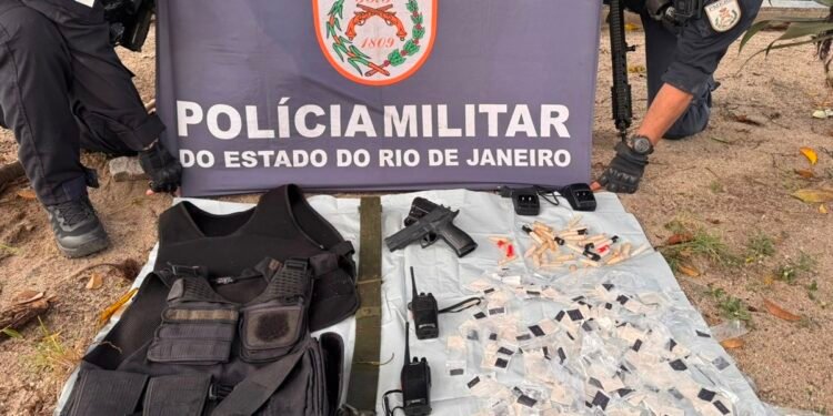 Operação da PM recupera carro usado em roubo, prende suspeito e apreende drogas em Cabo Frio Operação da PM recupera carro usado em roubo, prende suspeito e apreende drogas em Cabo Frio