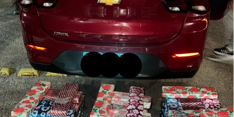 Homem está preso com 68 kg de maconha escondidos em fundo falso de carro em São Pedro da Aldeia