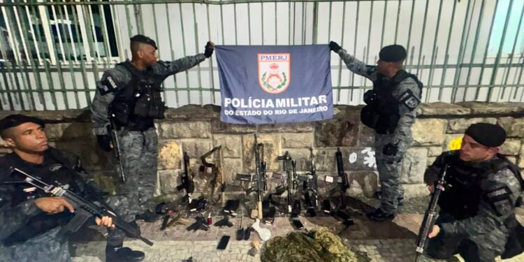 Perseguição com troca de tiros termina com policiais e criminosos mortos no Rio Perseguição com troca de tiros termina com policiais e criminosos mortos no Rio