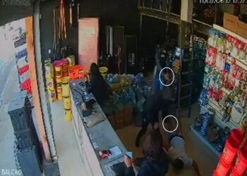 VÍDEO: homens armados e encapuzados invadem loja em Cabo Frio