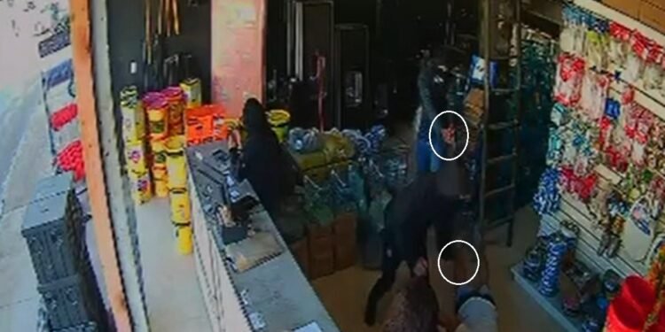 VÍDEO: homens armados e encapuzados invadem loja em Cabo Frio