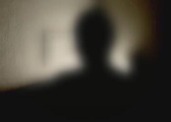 Câmera registra agressão de ex-companheiro contra mulher na frente dos filhos em Cosmos