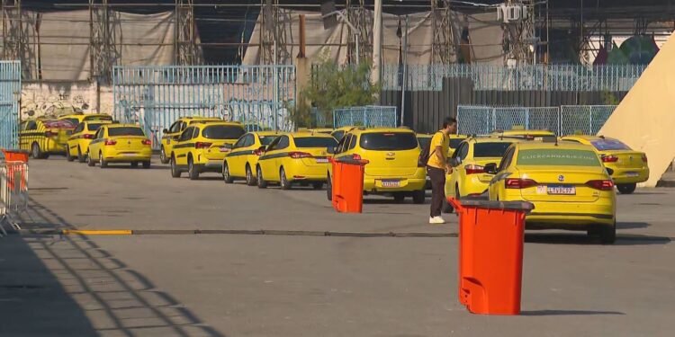 A Prefeitura do Rio começa a entregar autorizações para taxistas auxiliares que aguardaram na fila de espera