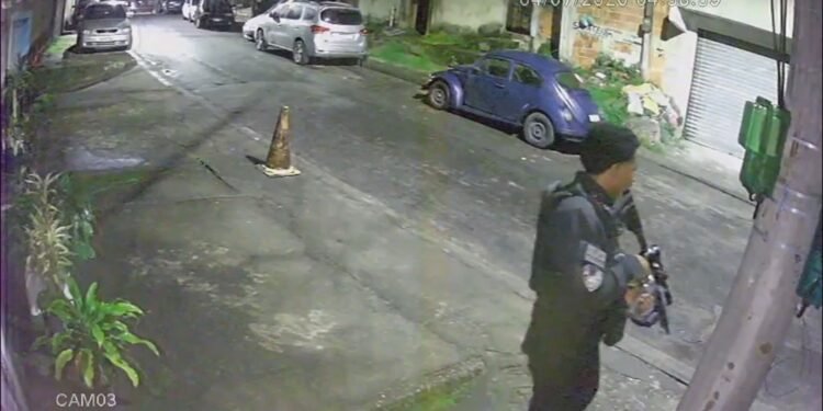 Vídeo: Criminosos usam fardas de Draco em área de milícia no Rio