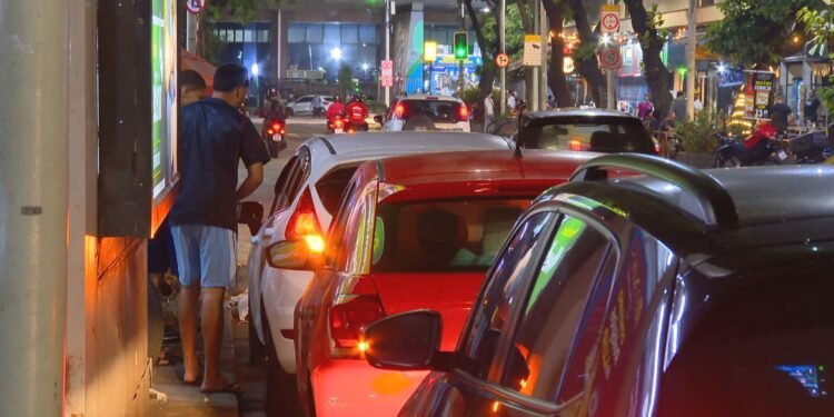 Carros em fila dupla, pontos de ônibus e faixas exclusivas: veja flagrantes de infrações que pioram o trânsito no Rio