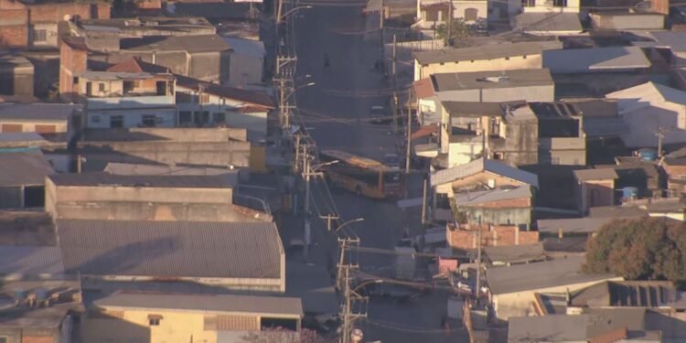 Ônibus são feitos e usados como barricadas na Vila Aliança, Zona Oeste do Rio Ônibus são feitos e usados como barricadas na Vila Aliança, Zona Oeste do Rio