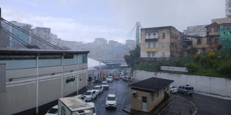 Semana começa com chuva em Salvador e cidades da RMS