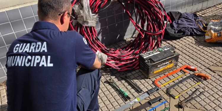 Guarda Municipal prende três suspeitos de furtar fios de cobre em Volta Redonda