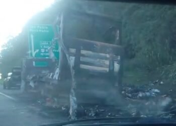 Caminhão pega fogo na Via Dutra, em Barra Mansa
