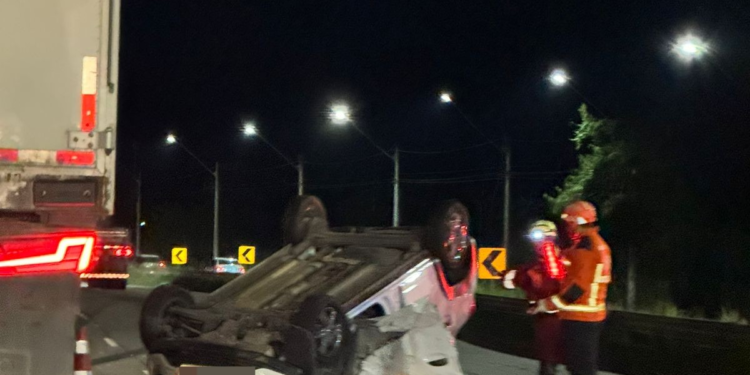 Carro capota e deixa duas pessoas feridas na Via Dutra, em Resende Carro capota e deixa duas pessoas feridas na Via Dutra, em Resende