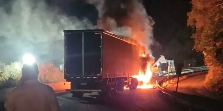 Carreta pega fogo e causa congestionamento na Serra das Araras, em Piraí Carreta pega fogo e causa congestionamento na Serra das Araras, em Piraí