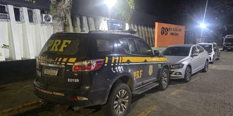 Carro clonado e com registro de roubo é recuperado na Via Dutra, em Resende