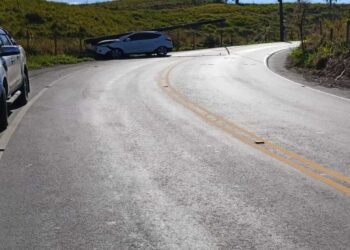 Motorista fica ferido após perder o controle do carro e bater em Poste em Volta Redonda