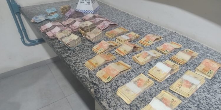 Operação da PM apreende R$ 81 mil em espécie dentro de carro na Via Dutra, em Piraí Operação da PM apreende R$ 81 mil em espécie dentro de carro na Via Dutra, em Piraí