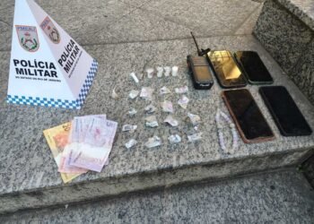 Homem é preso e adolescente apreendido por envolvimento com o tráfico de drogas em Resende