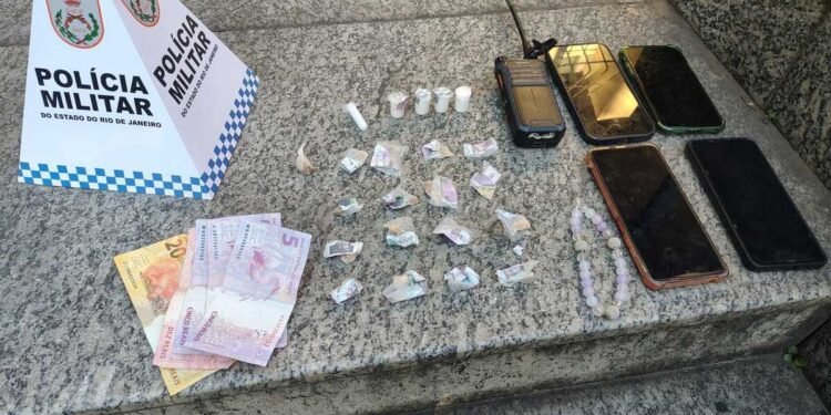 Homem é preso e adolescente apreendido por envolvimento com o tráfico de drogas em Resende Homem é preso e adolescente apreendido por envolvimento com o tráfico de drogas em Resende