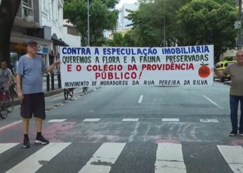 Moradores fazem manifestação e pedem nova destinação para terreno do colégio Providência, em Laranjeiras Moradores fazem manifestação e pedem nova destinação para terreno do colégio Providência, em Laranjeiras