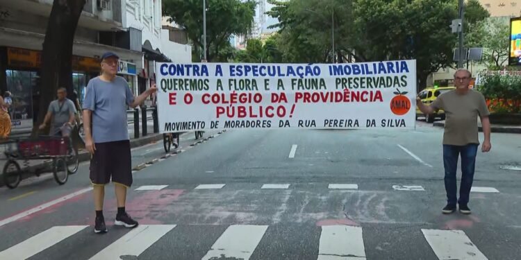 Moradores fazem manifestação e pedem nova destinação para terreno do colégio Providência, em Laranjeiras