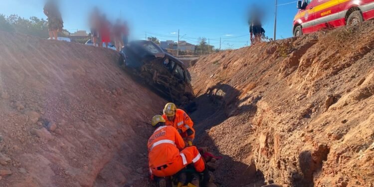 Janaúba: Carro Capota e Despenca em Canal; Motorista Fica Ferido