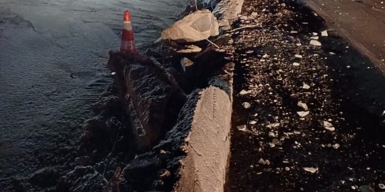 Carreta com bloco de pedra tomba e motorista deixa ferido na Via Dutra, em Resende Carreta com bloco de pedra tomba e motorista deixa ferido na Via Dutra, em Resende