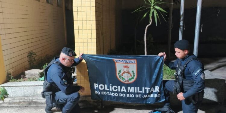 Jovem é preso por suspeita de tráfico de drogas após abandonar bolsa com maconha em ônibus na BR-393, em Sapucaia