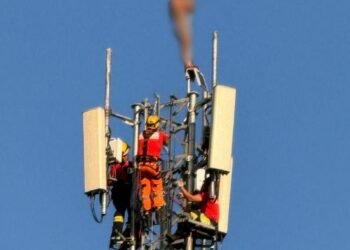 Homem em surto é resgatado de torre de 40 metros em MG após sete horas