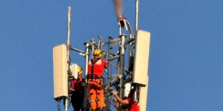 Homem em surto é resgatado de torre de 40 metros em MG após sete horas Homem em surto é resgatado de torre de 40 metros em MG após sete horas