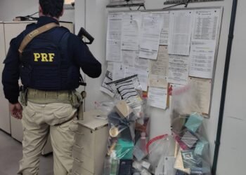 Casal é preso com carga de anabolizantes, perfumes e remédios para emagrecimento na Via Dutra, em Resende