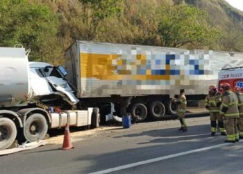 Acidente entre carretas deixa motorista ferido na Via Dutra, em Barra