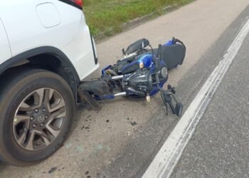 Motociclista fica ferido após bater em carro estacionado no acostamento da Via Dutra, em Itatiaia