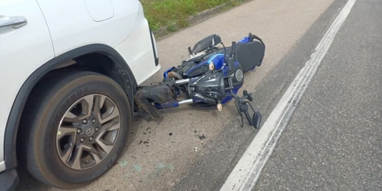 Motociclista fica ferido após bater em carro estacionado no acostamento da Via Dutra, em Itatiaia Motociclista fica ferido após bater em carro estacionado no acostamento da Via Dutra, em Itatiaia