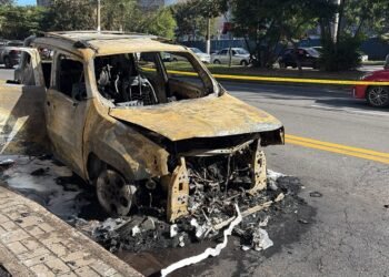 Carro pega fogo e interdita trânsito em Volta Redonda