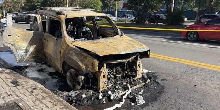 Carro pega fogo e interdita trânsito em Volta Redonda