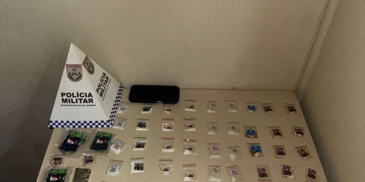 Jovem é preso por suspeita de tráfico de drogas em Paraty Jovem é preso por suspeita de tráfico de drogas em Paraty