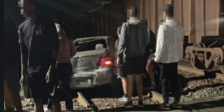 Acidente entre carro e trem deixa homem ferido em Pinheiral Acidente entre carro e trem deixa homem ferido em Pinheiral