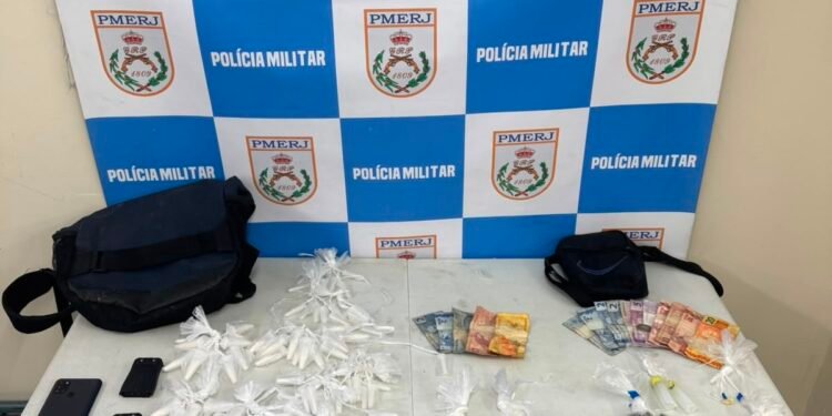 Suspeito é detido com drogas durante ação da PM em Volta Redonda Suspeito é detido com drogas durante ação da PM em Volta Redonda