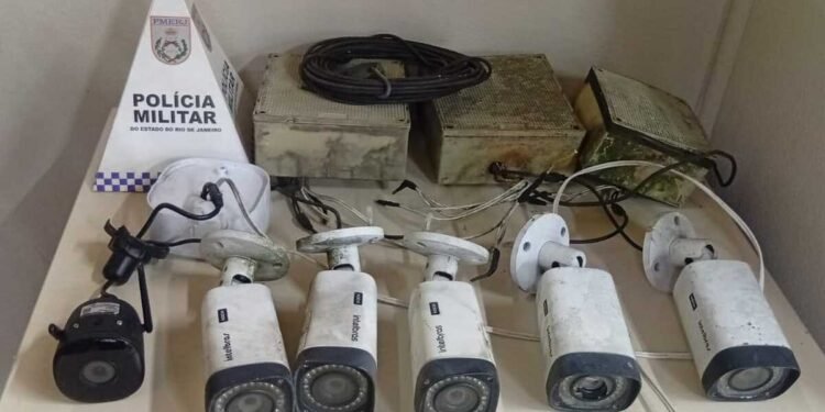 Polícia Militar desmonta sistema de câmeras instalado irregularmente em Paraty