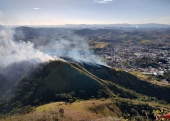 Incêndio atinge Serra dos Mascates, em Valença
